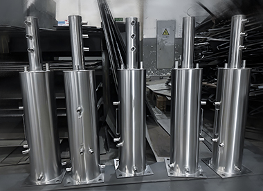 數(shù)控車床。CNC 數(shù)控銑床精密加工